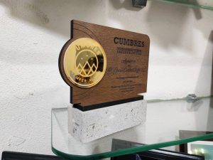 Reconocimiento Madera grabado con Acrilico y base de cantera