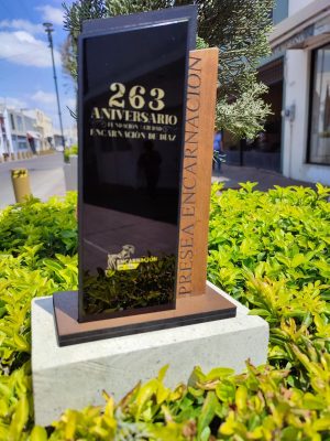 Reconocimiento con doble vista en acrílico y base de cantera