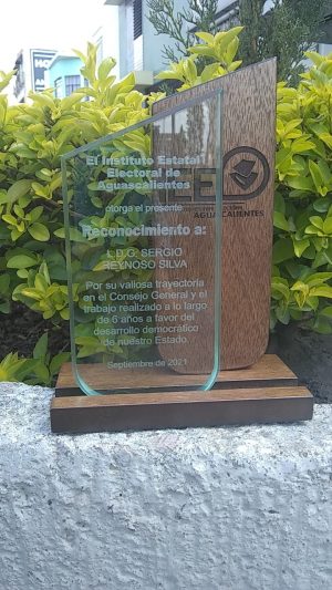 Reconocimiento grabado en cristal y madera